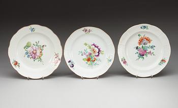 A matched set of eight Russian dinner plates, Imperial porcelianmanufactory, St Petersburg, 18th Century.