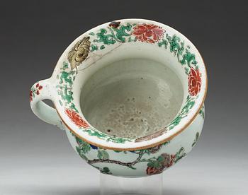 A famille verte spitoon, Qing dynasty, Kangxi (1662-1722).