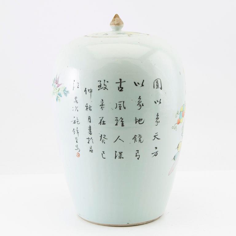 A Chinese jar with cover, early 20th century.