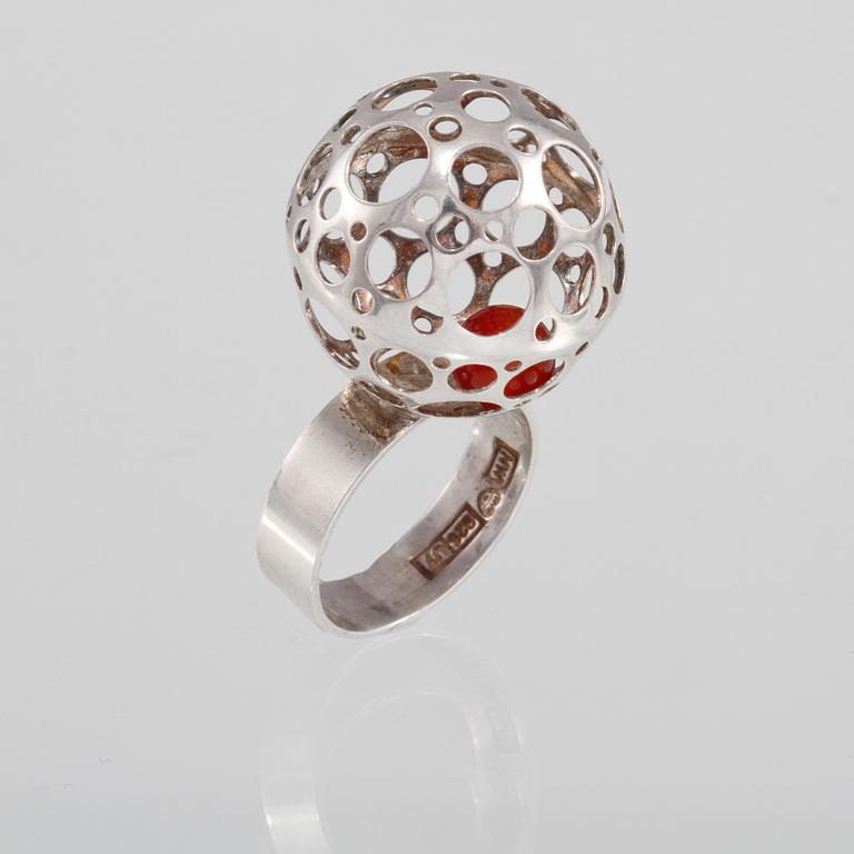 RING, sterlingsilver, Liisa Vitali, N.Westerback, Helsingfors, 1973. Vikt 4,4 gram.