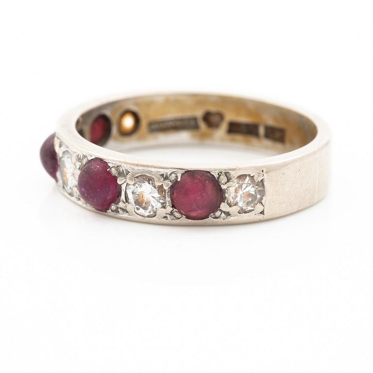 Ring in 18K white gold with rubies and brilliant-cut diamonds.