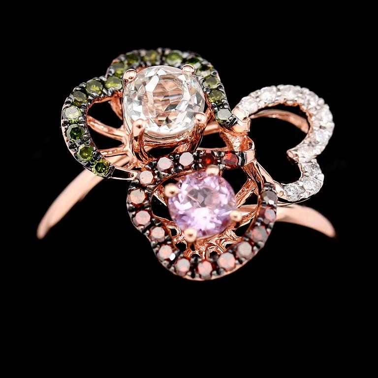 RING,14K roséguld, briljantslipade diamanter, akvamarin och andra ädelstenar. Vikt ca 4 g.