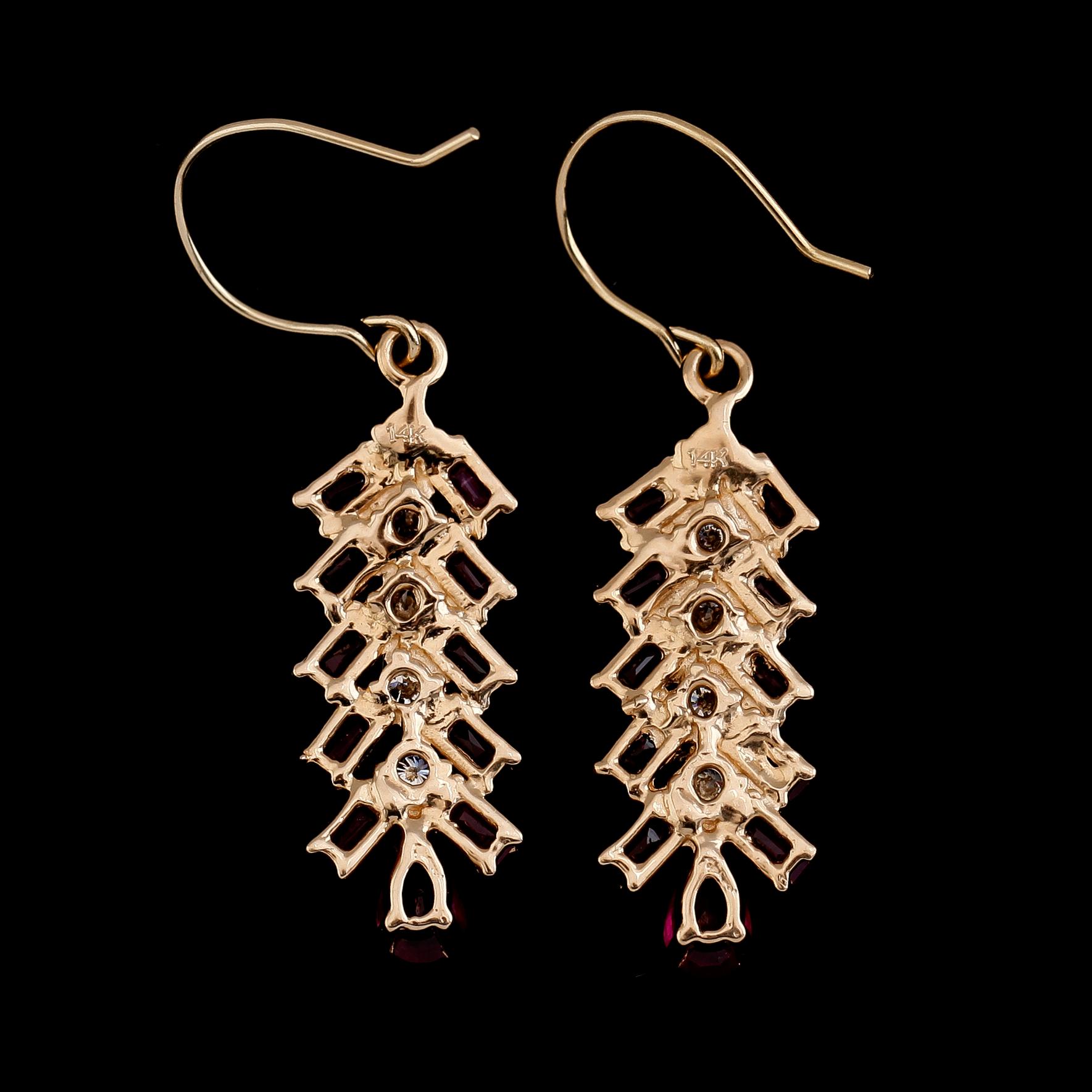 ÖRHÄNGEN, 1 par, 14 k guld, rubiner och briljantslipade diamanter. Vikt 5,2 g.
