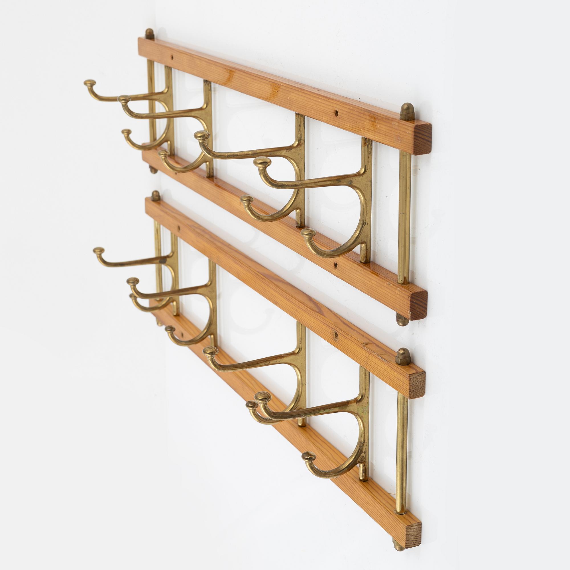 Klädhängare, ett par, "Dekorativ", Skoglunds metallgjuteri, Anderstorp, 1900-talets mitt.