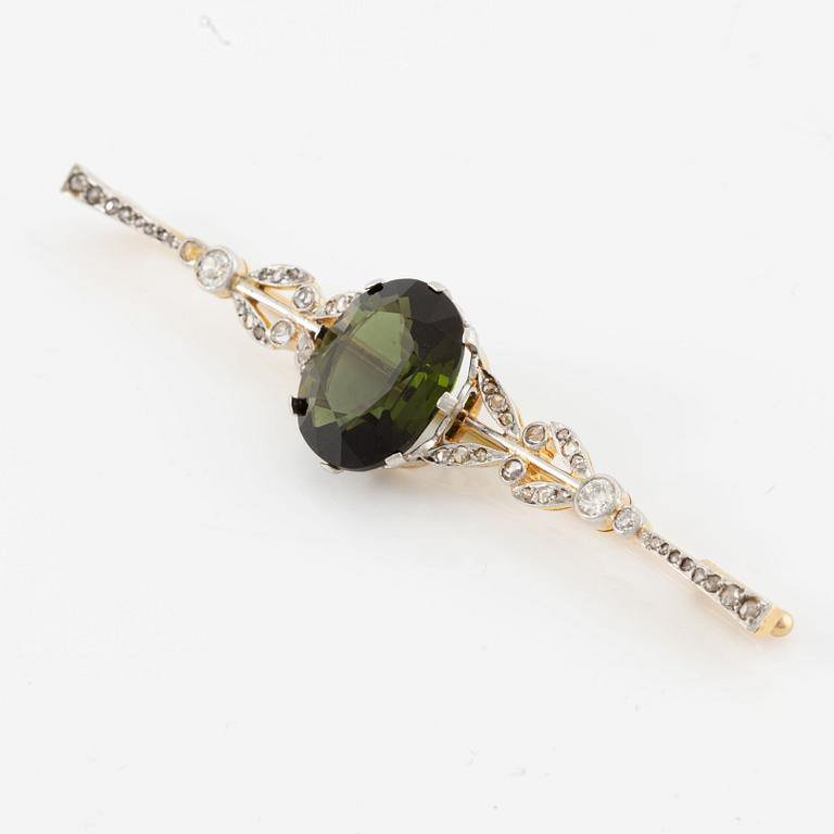 Brooch 18K gold and platinum set with a faceted tourmaline and old mine and rose-cut diamonds.