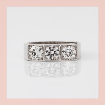 RING med tre briljantslipade diamanter totalt cirka 1.35 ct.