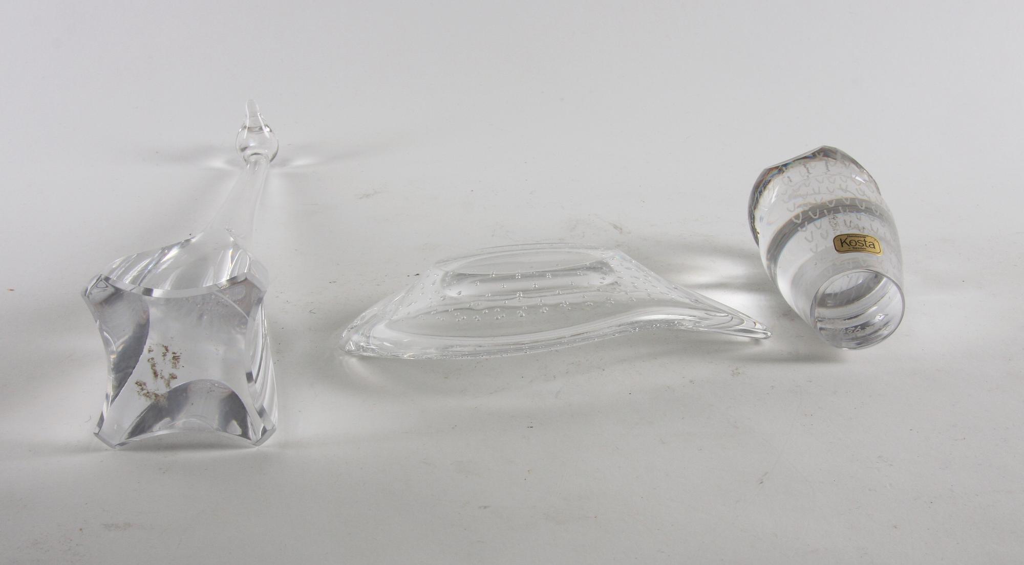 SKÅLFAT och FIGURINER, 2 st, glas, bl a Vicke Lindstrand, Kosta, sign.