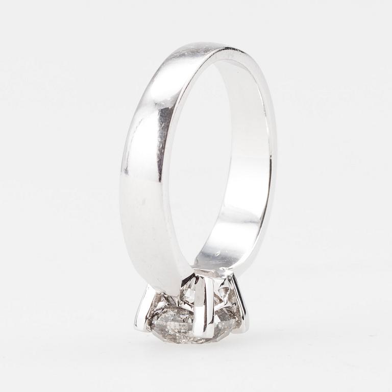 RING, vitguld 14K, Morris Lindblom, briljantslipad diamant, ca 1,40 ct. Vikt 5,4 g.