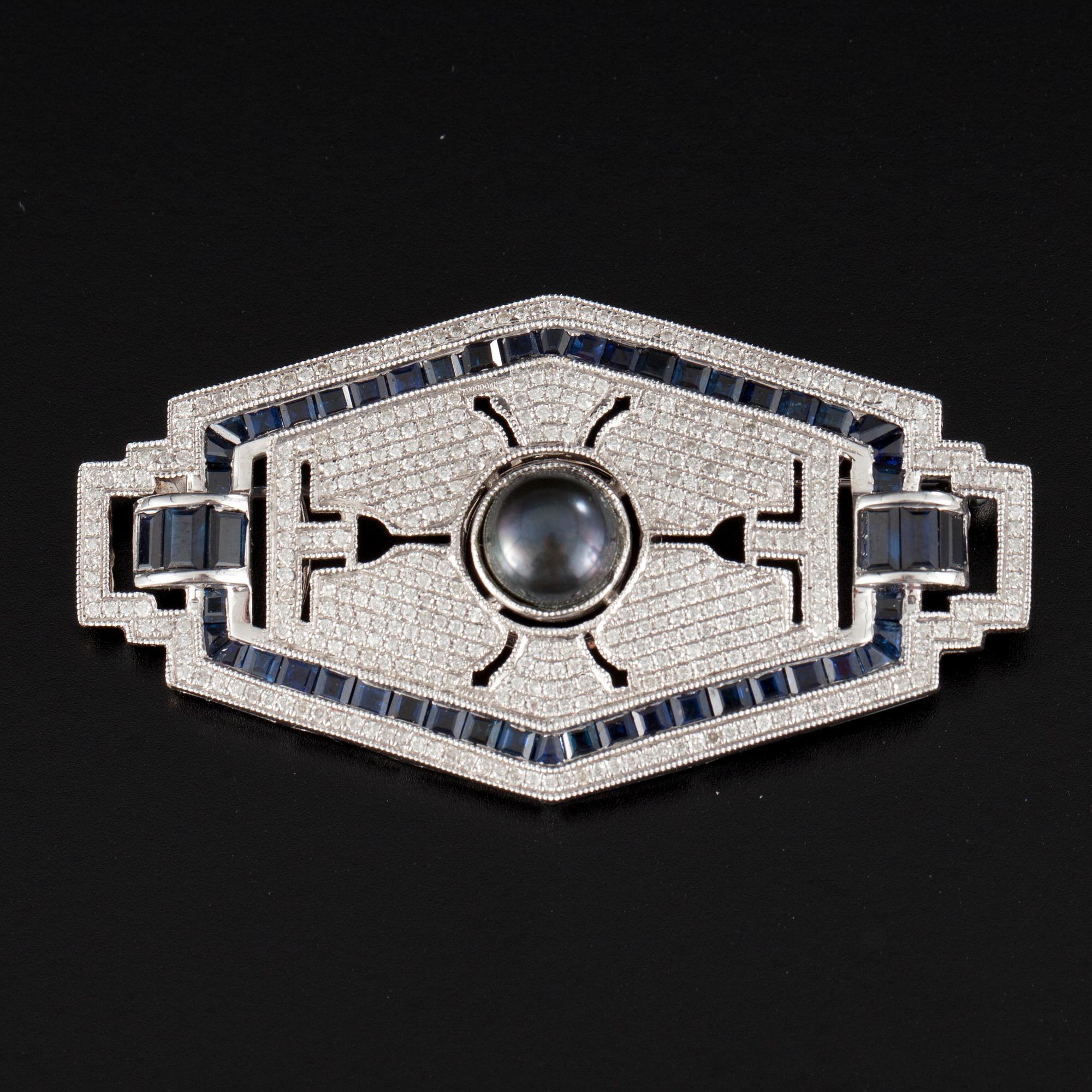 BROSCH, 18K vitguld, ca 300 diamanter totalt ca 1.5 ct H/P. Safirer, pärla. Art Déco-stil. Vikt 13,1 g.