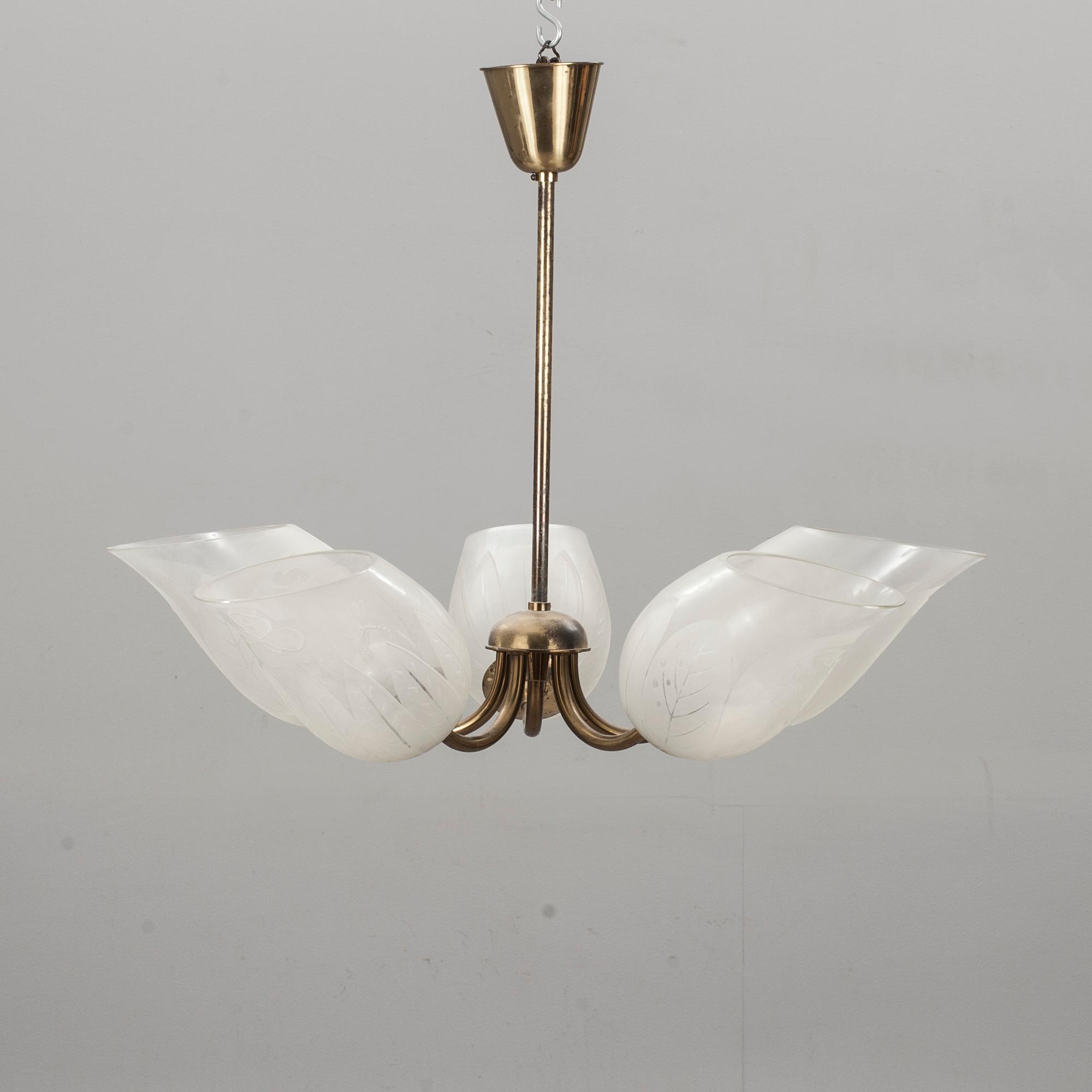 TAKLAMPA, fem-armad med glasskärmar. 1950-tal.