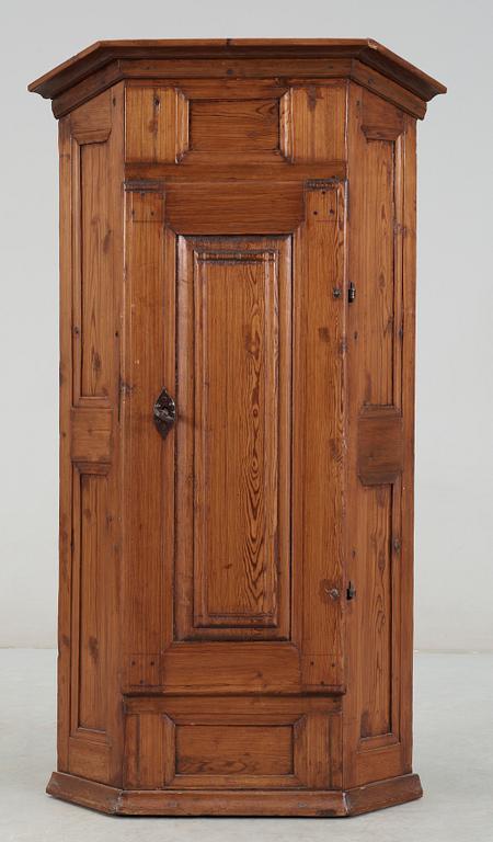 HÖRNSKÅP, allmoge, 1700-tal.