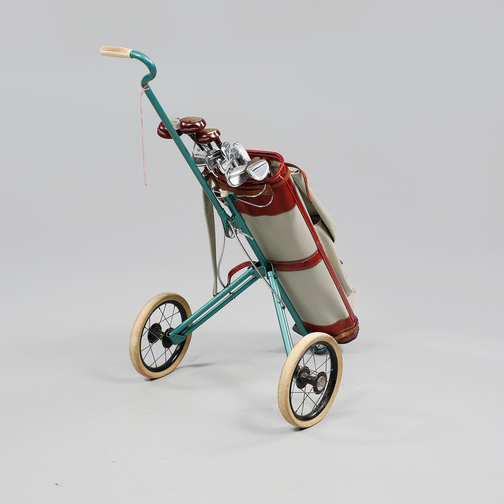 GOLFBAG med VAGN och KLUBBOR, 13 st, 1900-talets tredje kvartal.