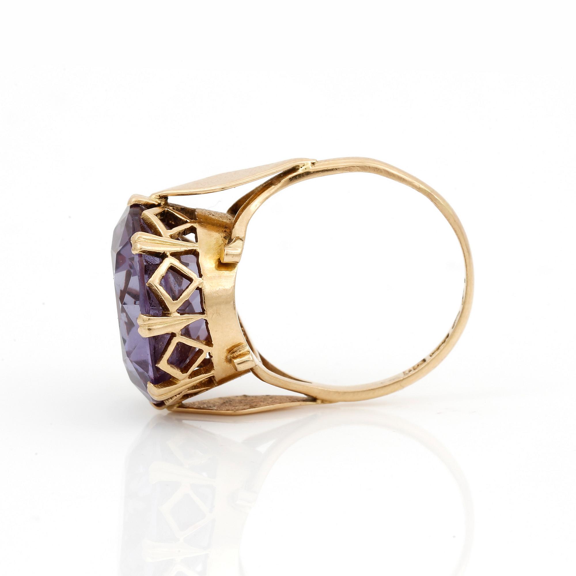 RING, med syntetisk färgförändrad safir, ca 12,80 ct, Stigbert, Stockholm, 1961.