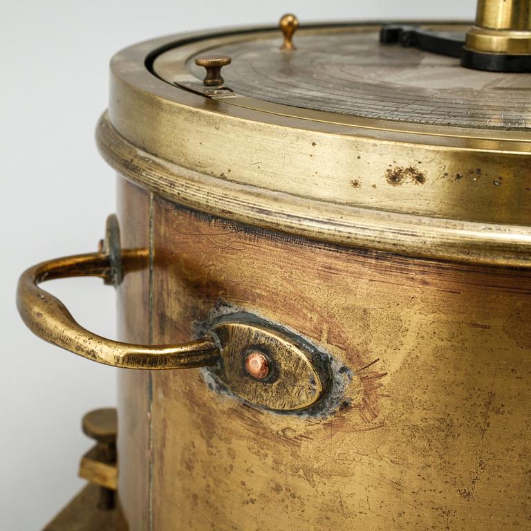 A nautical instrument named "Navisazimut" from A Lindblad and FW Gleerup in Stockholm, made around 1900.