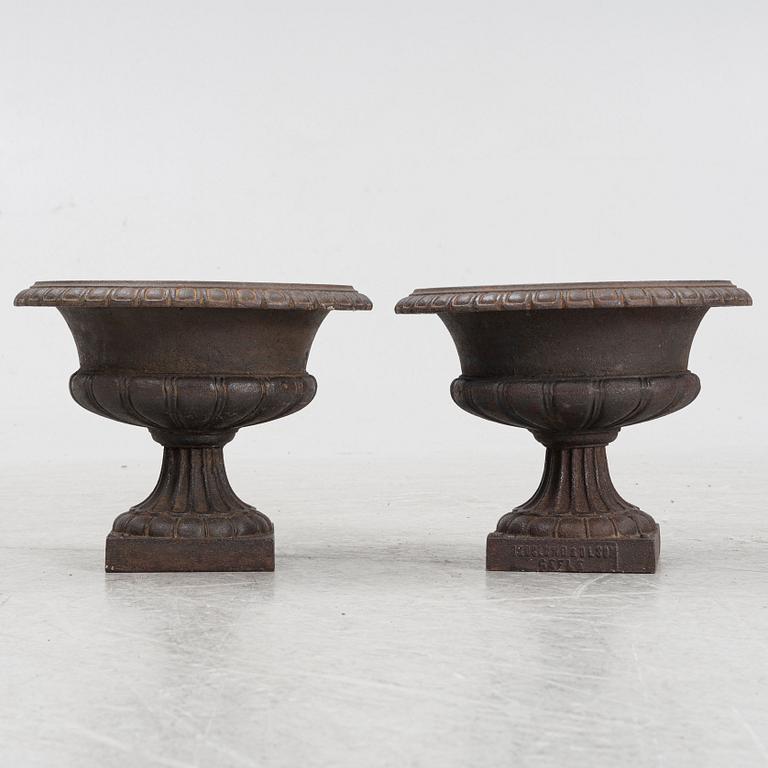 A pair of cast iron garden planters, 'No 6', Skoglund & Olson Gefle, early 20th Century.