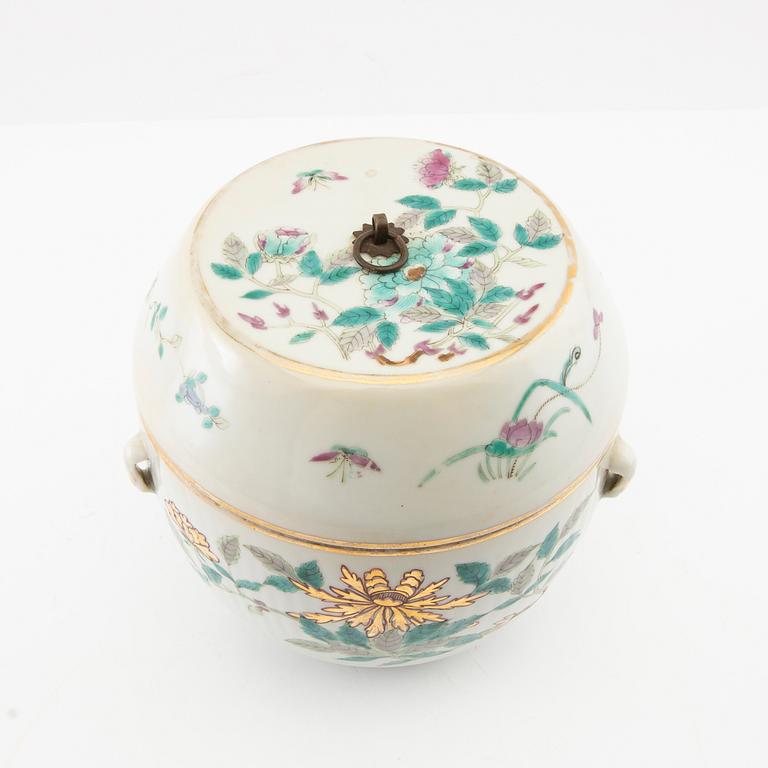 A group of Chinese porcelain, late Qing dynasty/20th Century.