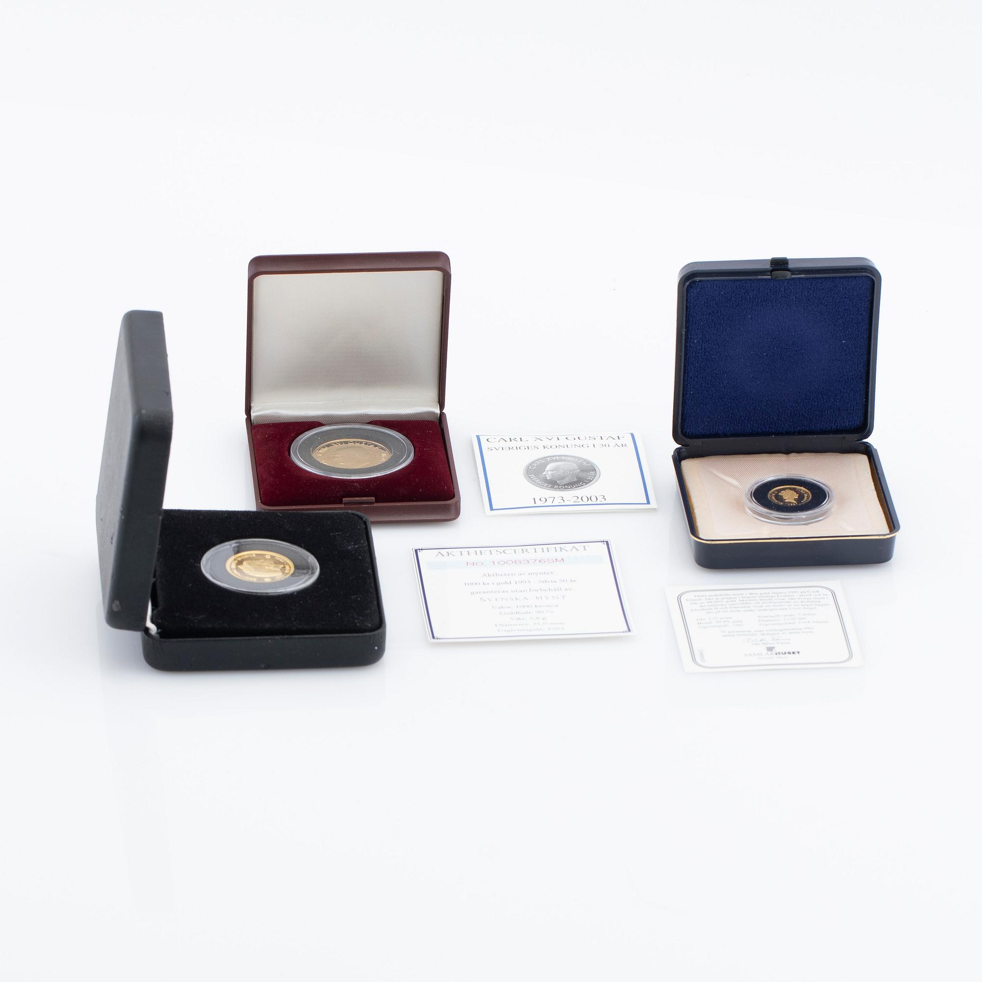 Guldmynt tre stycken, Sverige och Cook Island.