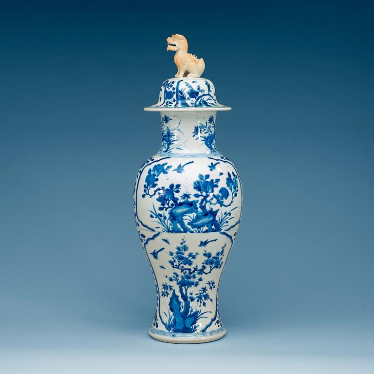 A large blue and white vase, Qing dynasty, Kangxi (1662-1722).