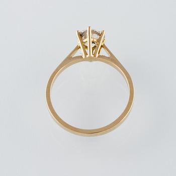 RING, 18K guld med briljantslipad diamant 1.03 ct. Vikt 2,9 gram.