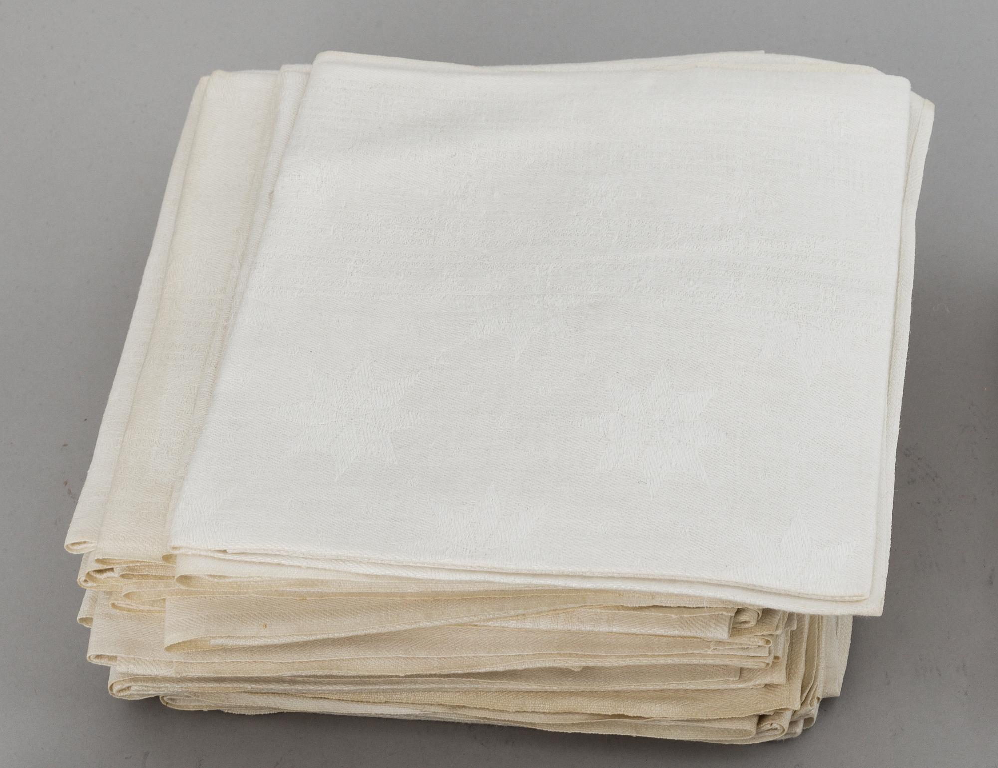 1+1 linen table cloths, 22+9 linen napkins.