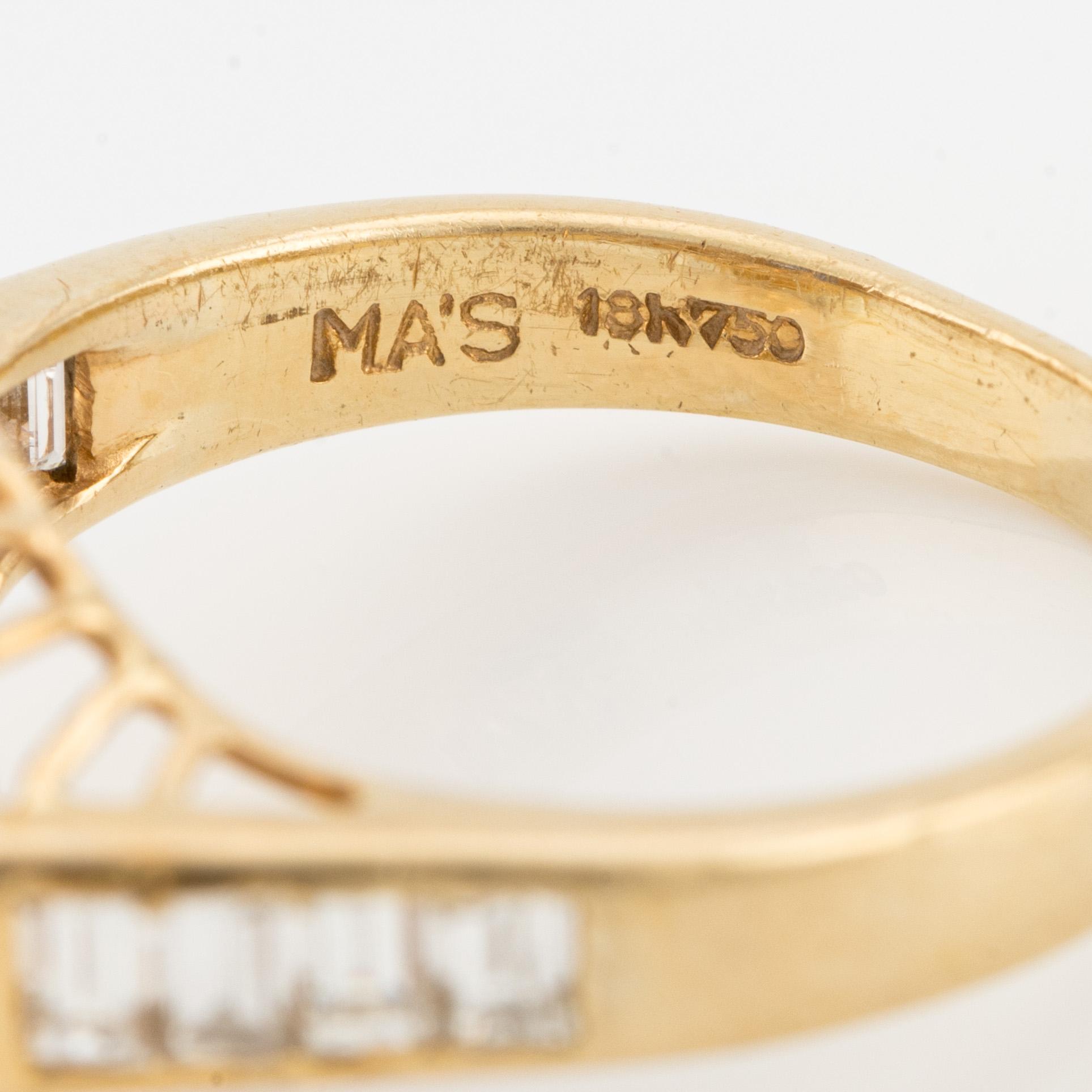 Ring, 18K guld med safir och baguetteslipade diamanter.