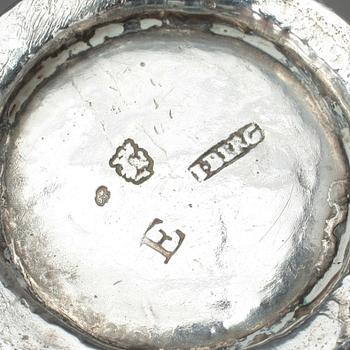 BÄGARE, 2 st, silver, Johan Berg, Stockholm 1763 samt Johan Sacklén, Jönköping 1804, tot vikt 98 gram.