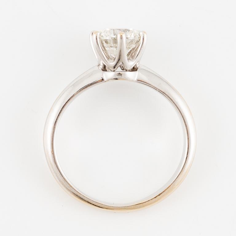 Ring 18K vitguld med briljantslipad diamant.