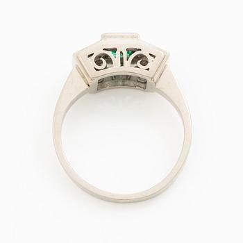 Ring, 18K vitguld med smaragd och två briljantslipade diamanter.