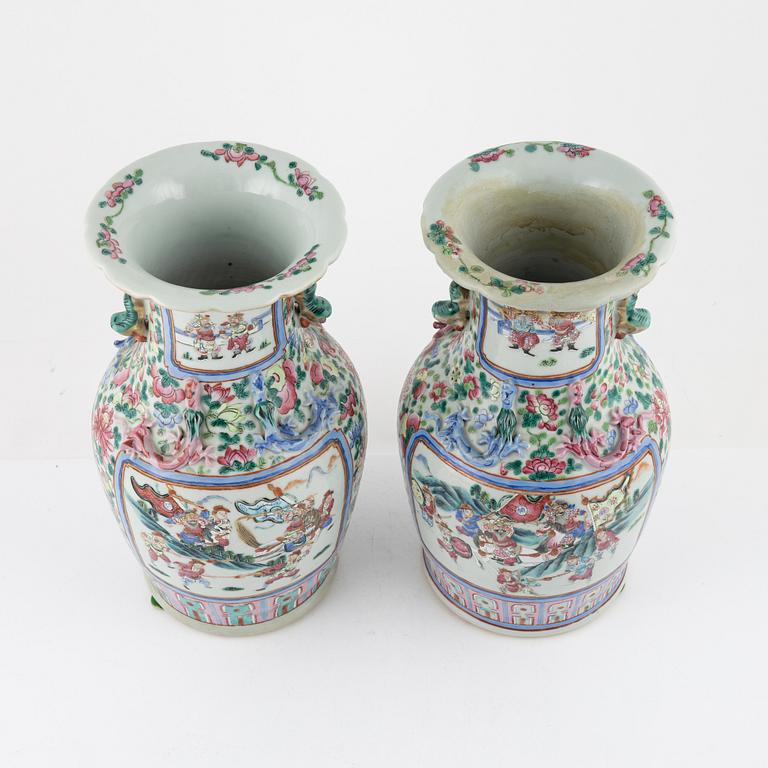 A pair of Chinese famille rose vases, late Qing dynasty, circa 1900.