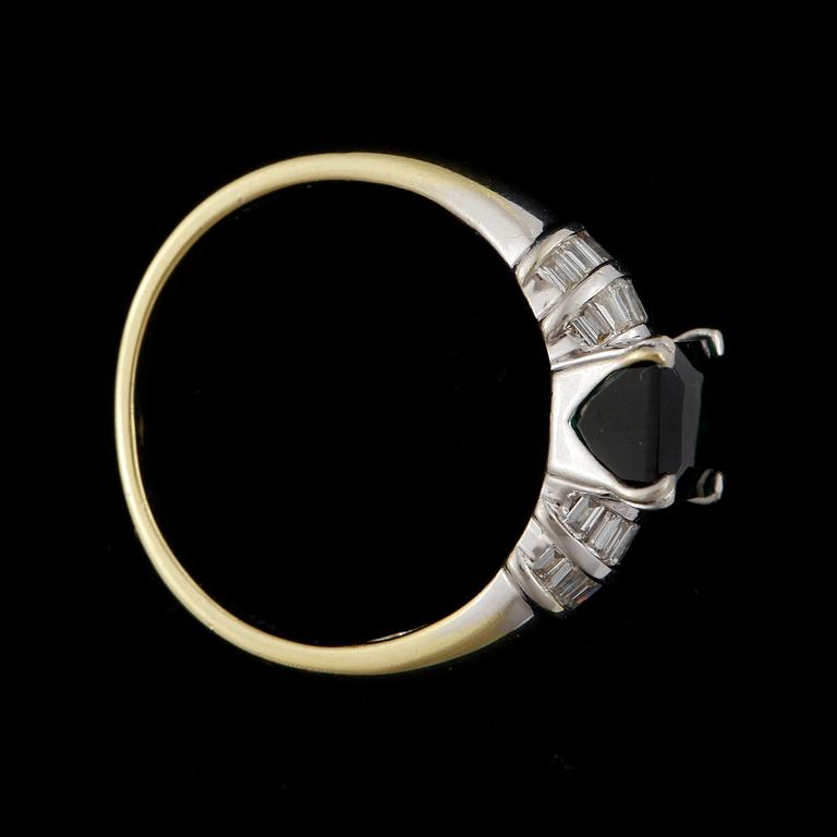 RING, 18k guld med turmalin samt ca 28 mindre baguettslipade diamanter. Vikt ca 4,5 gram.