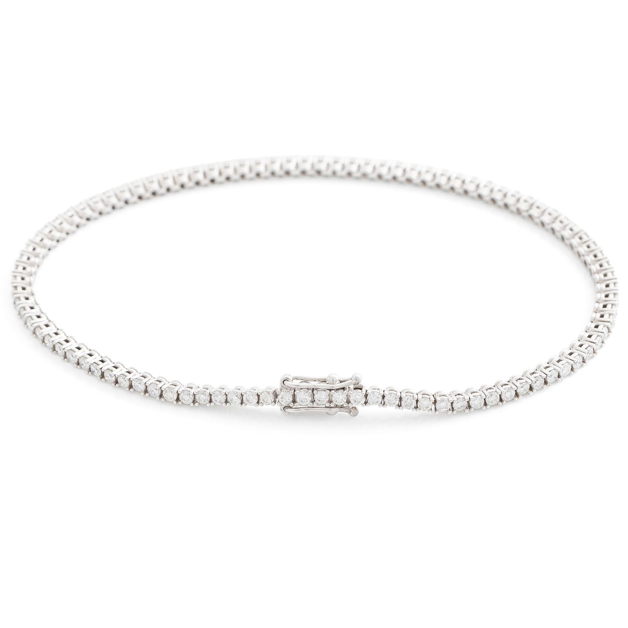 Tennisarmband 18K vitguld med briljantslipade diamanter.