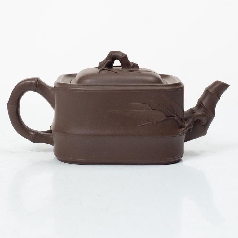 Två tekannor, yixing, Kina, tidigt 1980-tal.