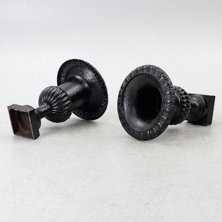 A pair of cast iron garden urns, 20th century.