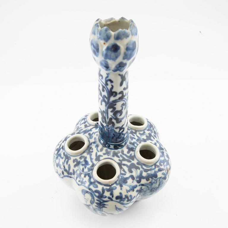 A blue and white tulip vase, late Qing dynasty.