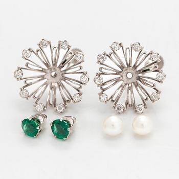 Tillander, a pair of flower earrings in platinum/palladium with octagon-cut diamonds, cultured pearls and emeralds.