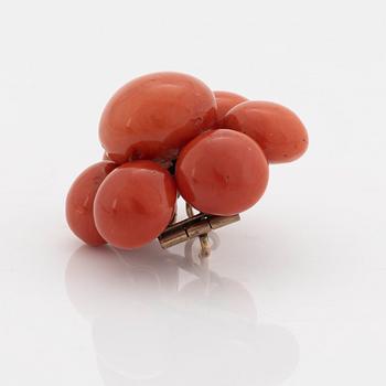 Set, bangle, necklace and brooch, coral.