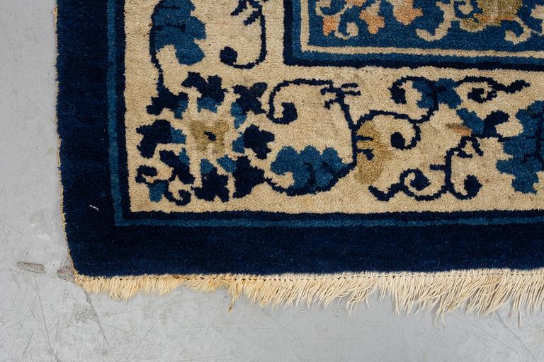 A carpet, semi-antique Beijing probably, ca 263 x 179,5-183,5 cm, China.