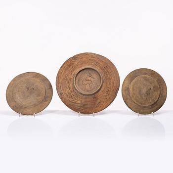 Tallrikar, ett par, samt ett fat, allmoge, 1800-tal.