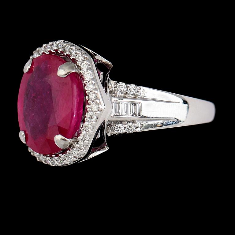 RING, 18K vitguld, rubin, briljant- och baguettslipade diamanter. Vikt ca 8 g.