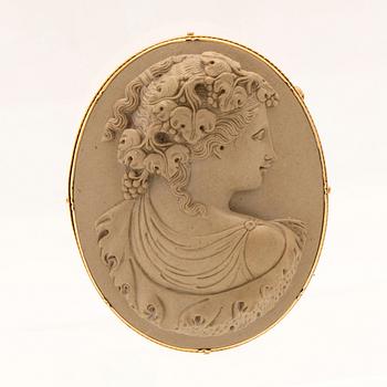 Brosch med lavakamé infattad i 18K guld.