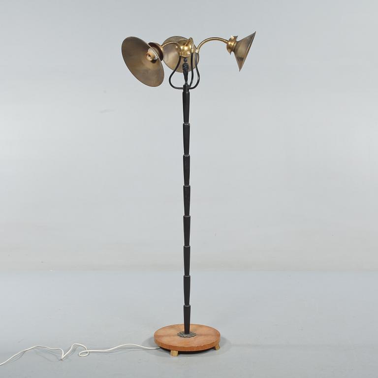GOLVLAMPA, omkring 1900-talets mitt.