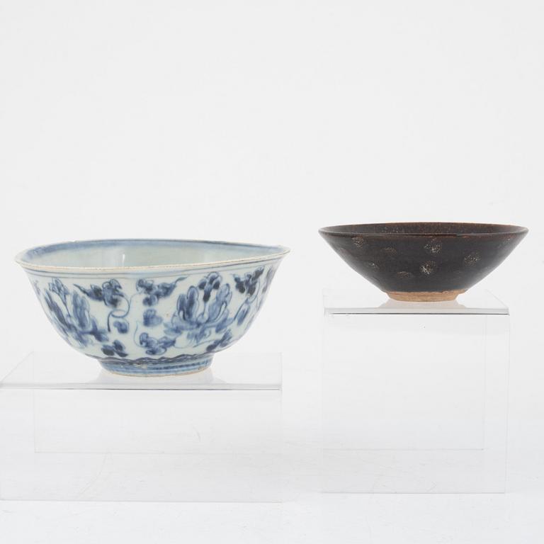 Two Chinese bowls, porcelain and stoneware, part Ming dynasty.
