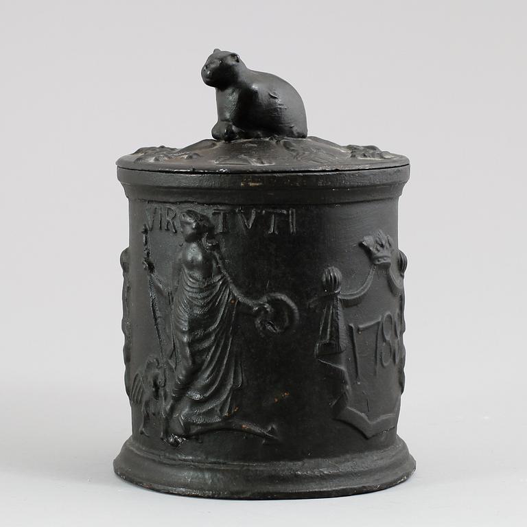 TOBAKSBURK, gjutjärn, Hällefors, daterad 1788.