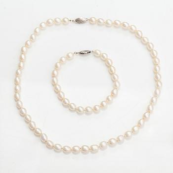 A pearl collier and bracelet with cultured pearls and silver clasps. Pirami.