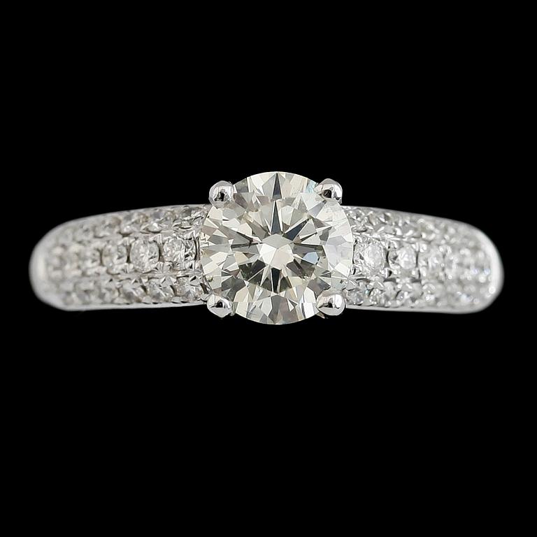 RING, 18 k vitguld, briljantslipade diamanter tot ca 1.45 ct. Vikt ca 4,9 g. Certifikat GIA.