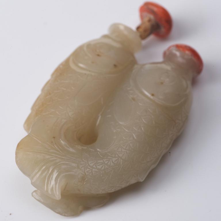 A nephrite double fish snuff bottle with stoppers, Qing dynasty (1664-1912).