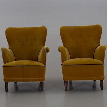 A PAIR OF EASY CHAIRS. MID 20TH CENTURY.