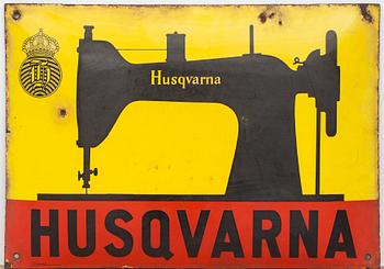 SKYLT, emalj Husqvarna.