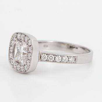 RING, med fyrkantig modifierad briljantslipad diamant, med GIA report.