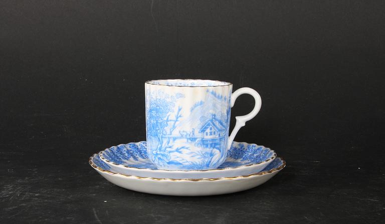 SERVISDELAR, ca 15 delar Rörstrand, 1800-tal. Fat medföljer.